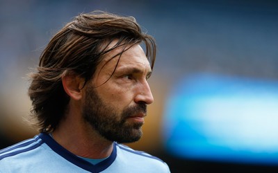 球王会焦点-佩德里进球后亲吻队徽